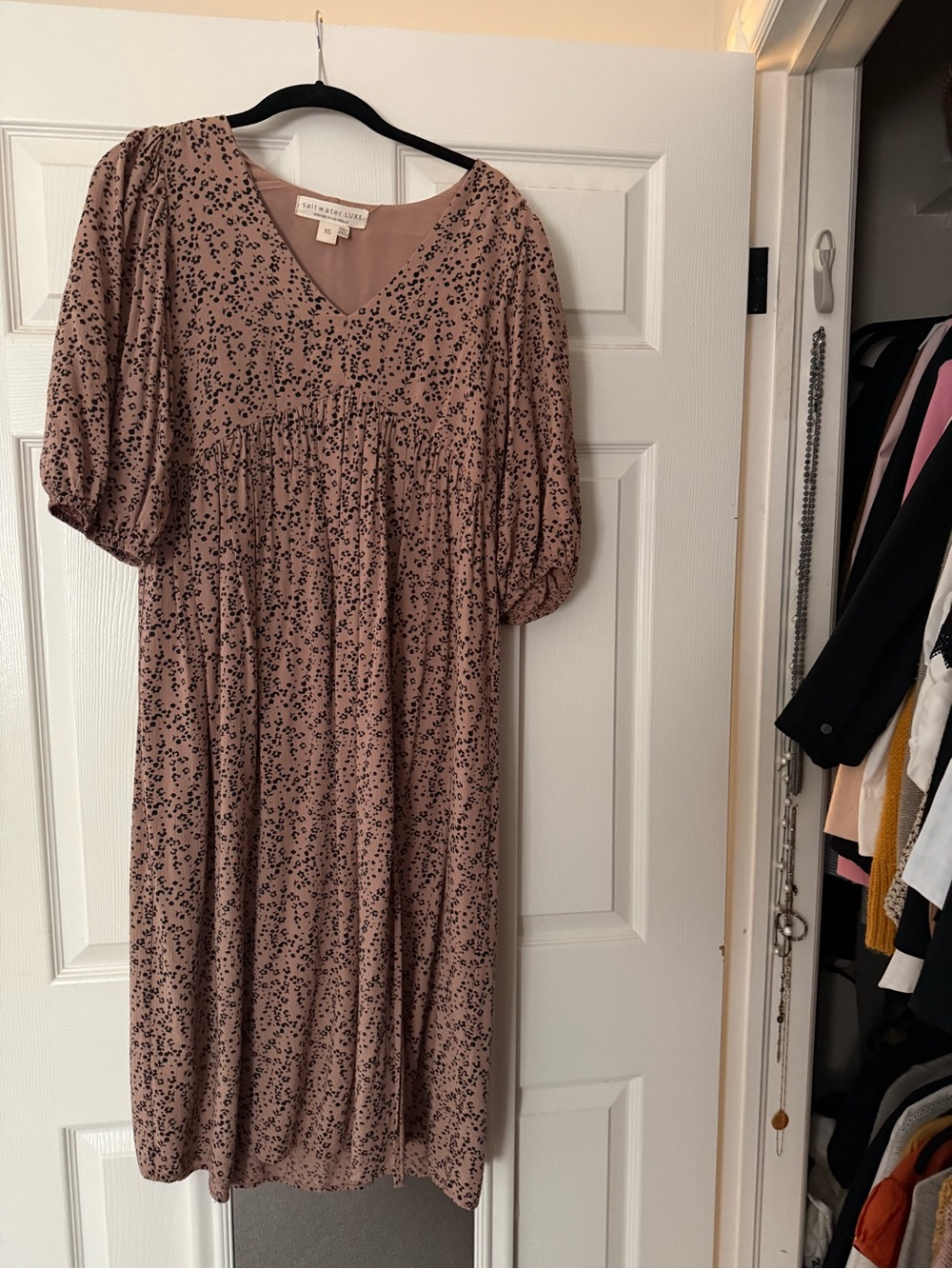 saltwater LUXE Floral V‑Neck Midi Dress - Picture 3 of 11